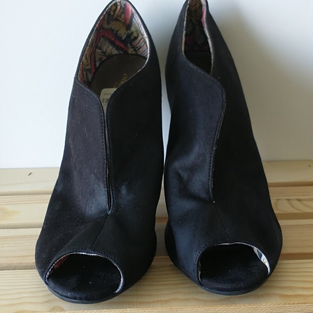 Open toe shoes black